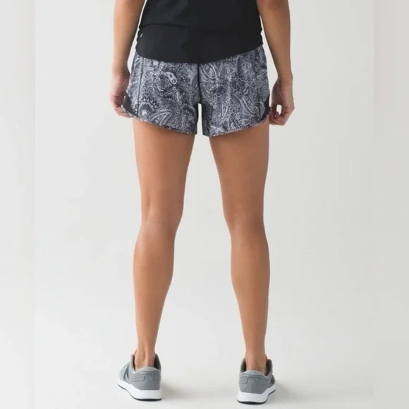 Lululemon Hotty Hot Short (Long)Mini Antique Paisley White Black / Black size 8 - Picture 3 of 10